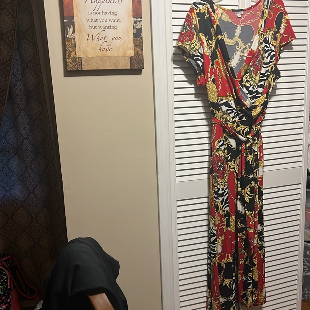 A woman dress - Picture 2 of 5